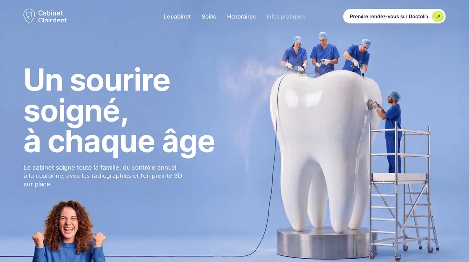 Concept de site du cabinet Clairdent&nbsp;: une dent géante sur fond bleu, une équipe au travail et le titre Un sourire soigné, à chaque âge