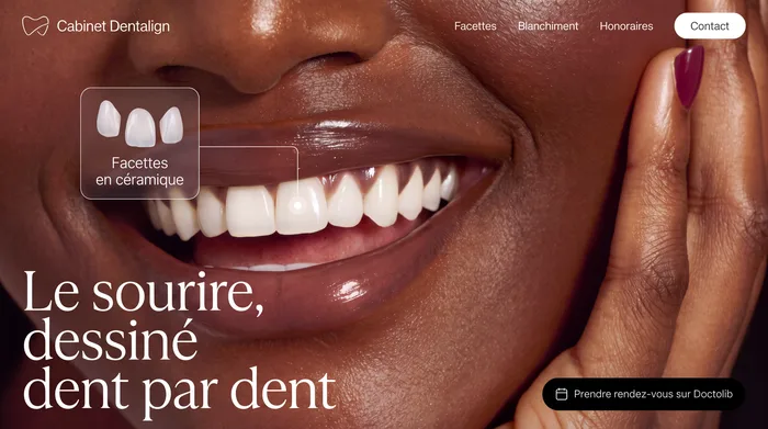 Concept de site du cabinet Dentalign&nbsp;: un sourire en gros plan, une étiquette Facettes en céramique et le titre Le sourire, dessiné dent par dent