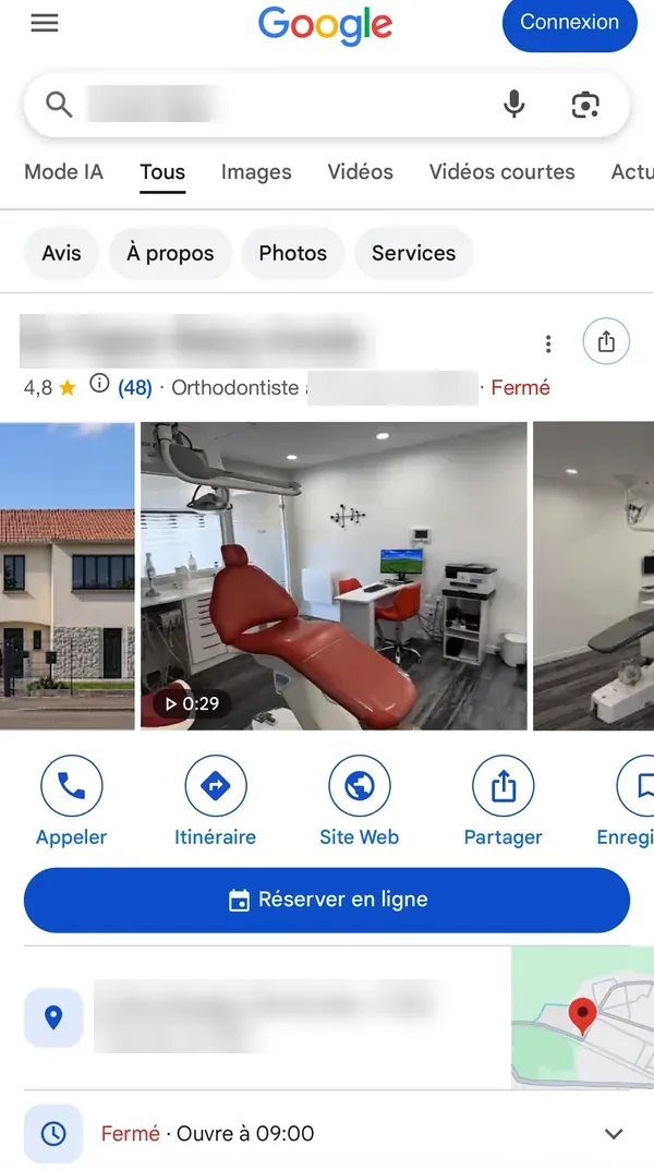 La fiche Google d’un cabinet d’orthodontie client, nom et adresse masqués&nbsp;: note 4,8 sur 48 avis, la visite 3D du cabinet dans les photos, l’adresse et les horaires