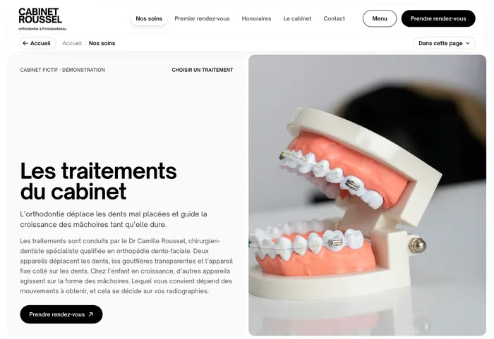 La page «&nbsp;Nos soins&nbsp;» du modèle de site du cabinet Roussel, orthodontie à Fontainebleau&nbsp;: le titre «&nbsp;Les traitements du cabinet&nbsp;» à côté d’un modèle de mâchoires qui porte un appareil fixe