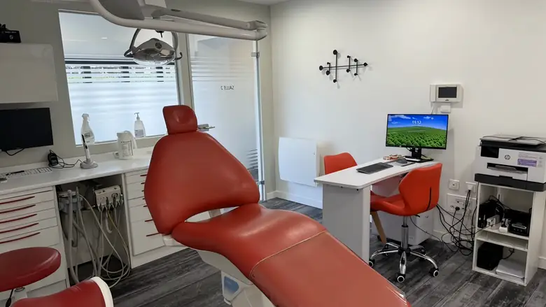 Deux salles de soins d’un cabinet dentaire, dans sa visite 3D