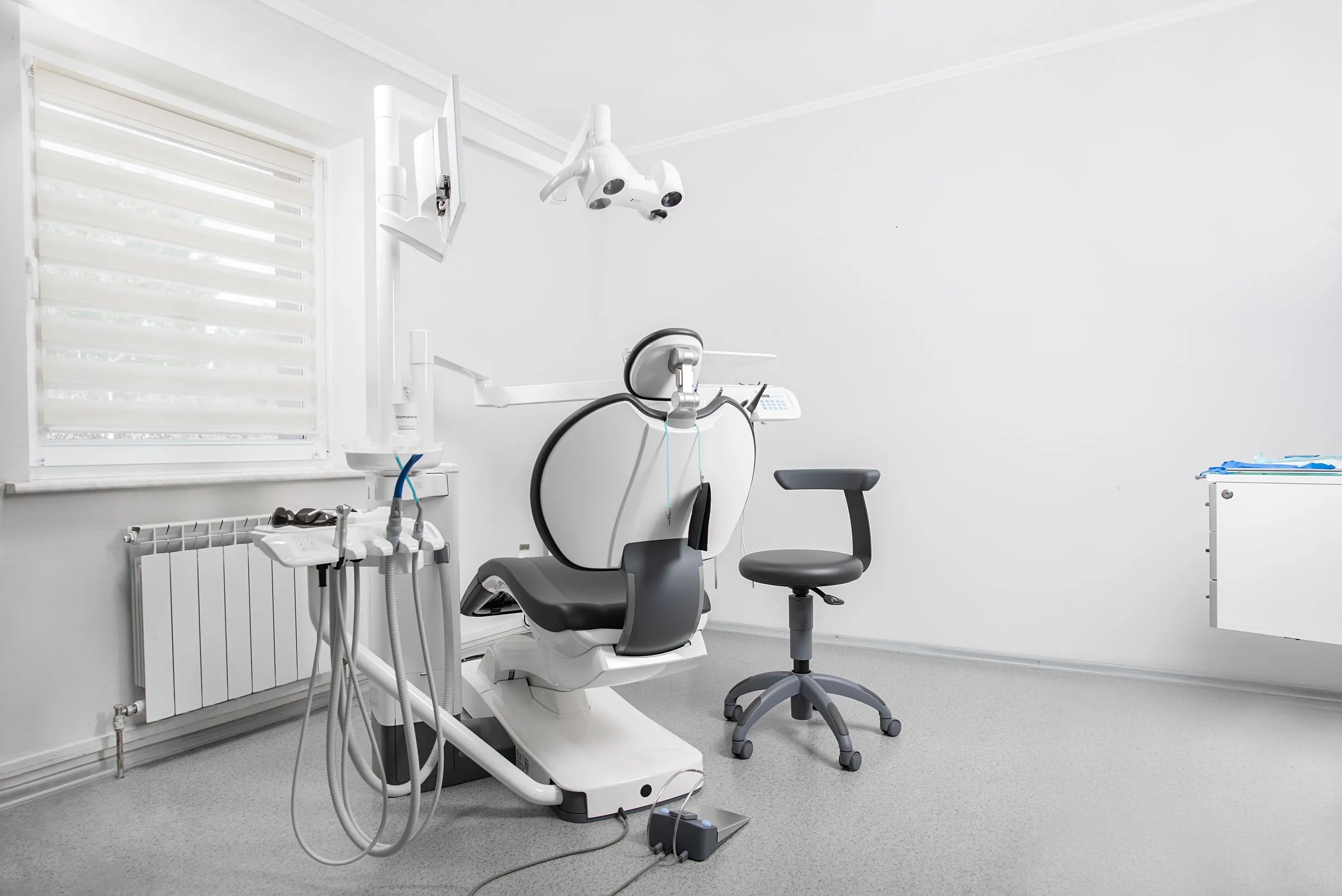 Salle de soins blanche et lumineuse